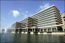 Unocal offices in Sugar Land, Texas. Oil exploration firm Unocal said its shareholders would meet August 10 to decide on takeover offers from US rival Chevron and China National Offshore Oil Company
