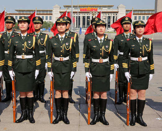 三軍“儀仗隊”首現女兵