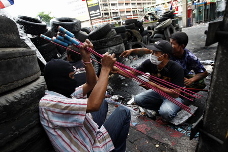 Protesters confront gov't crackdown in Bangkok